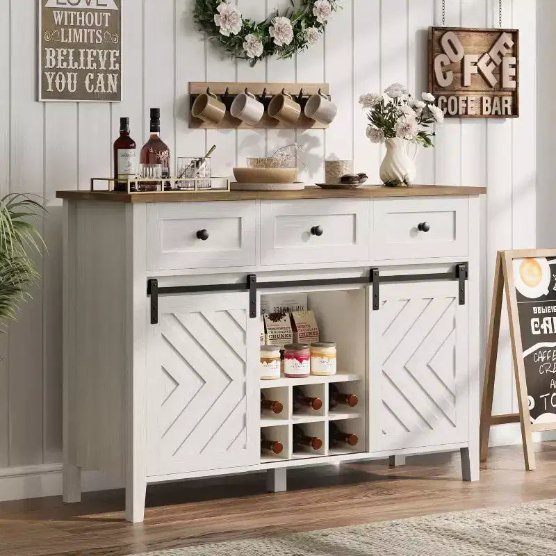 Bauernhaus-Sideboard mit Weinschrank und Schubladen, Weinschrank aus Holz mit verschiebbaren Scheunentüren, rustikale Kaffeestation für das Esszimmer