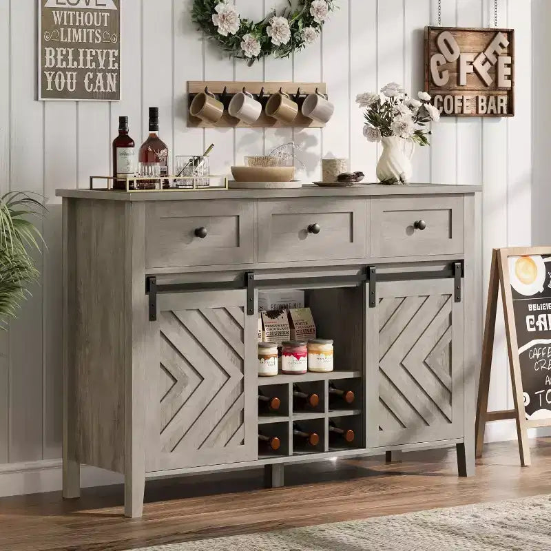 Bauernhaus-Sideboard mit Weinschrank und Schubladen, Weinschrank aus Holz mit verschiebbaren Scheunentüren, rustikale Kaffeestation für das Esszimmer