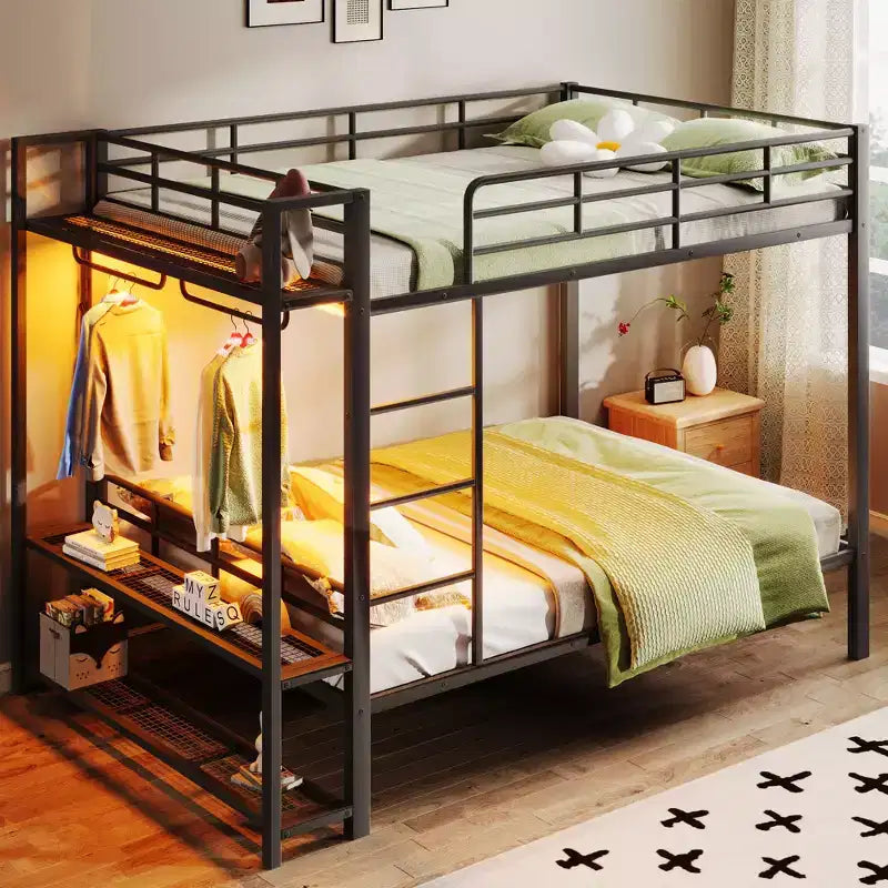 Etagenbett aus Metall (Full Over Full) mit Netzablagen und Kleiderhaken, platzsparendes Metallbettgestell mit LED-Beleuchtung