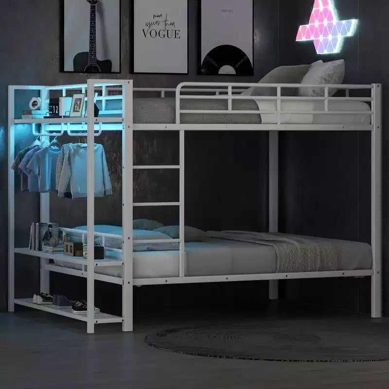 Etagenbett aus Metall (Full Over Full) mit Netzablagen und Kleiderhaken, platzsparendes Metallbettgestell mit LED-Beleuchtung