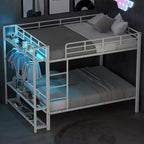 Etagenbett aus Metall (Full Over Full) mit Netzablagen und Kleiderhaken, platzsparendes Metallbettgestell mit LED-Beleuchtung