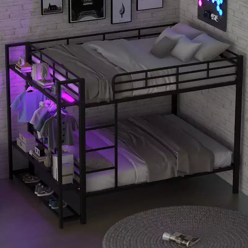 Etagenbett aus Metall (Full Over Full) mit Netzablagen und Kleiderhaken, platzsparendes Metallbettgestell mit LED-Beleuchtung