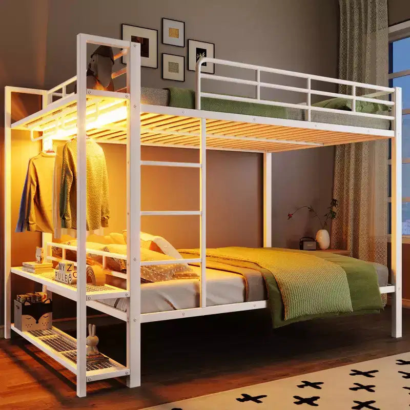 Etagenbett aus Metall (Full Over Full) mit Netzablagen und Kleiderhaken, platzsparendes Metallbettgestell mit LED-Beleuchtung