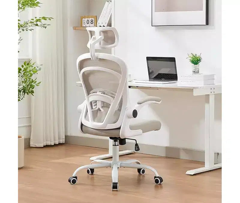 Ergonomischer Bürostuhl mit hoher Rückenlehne aus Netzstoff, verstellbarer Lendenwirbelstütze, Kopfstütze und hochklappbaren Armlehnen, 135° neigbar, 136 kg Tragkraft
