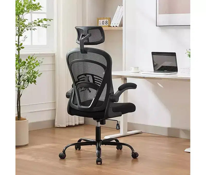 Ergonomischer Bürostuhl mit hoher Rückenlehne aus Netzstoff, verstellbarer Lendenwirbelstütze, Kopfstütze und hochklappbaren Armlehnen, 135° neigbar, 136 kg Tragkraft