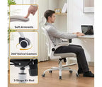 Ergonomischer Bürostuhl mit hoher Rückenlehne aus Netzstoff, verstellbarer Lendenwirbelstütze, Kopfstütze und hochklappbaren Armlehnen, 135° neigbar, 136 kg Tragkraft