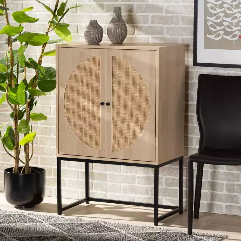 Böhmischer 2-Türiger Aufbewahrungsschrank mit Rattan-Akzenten, Holz- und Metallrahmen, festen Regalböden – Hellbraun/Schwarz