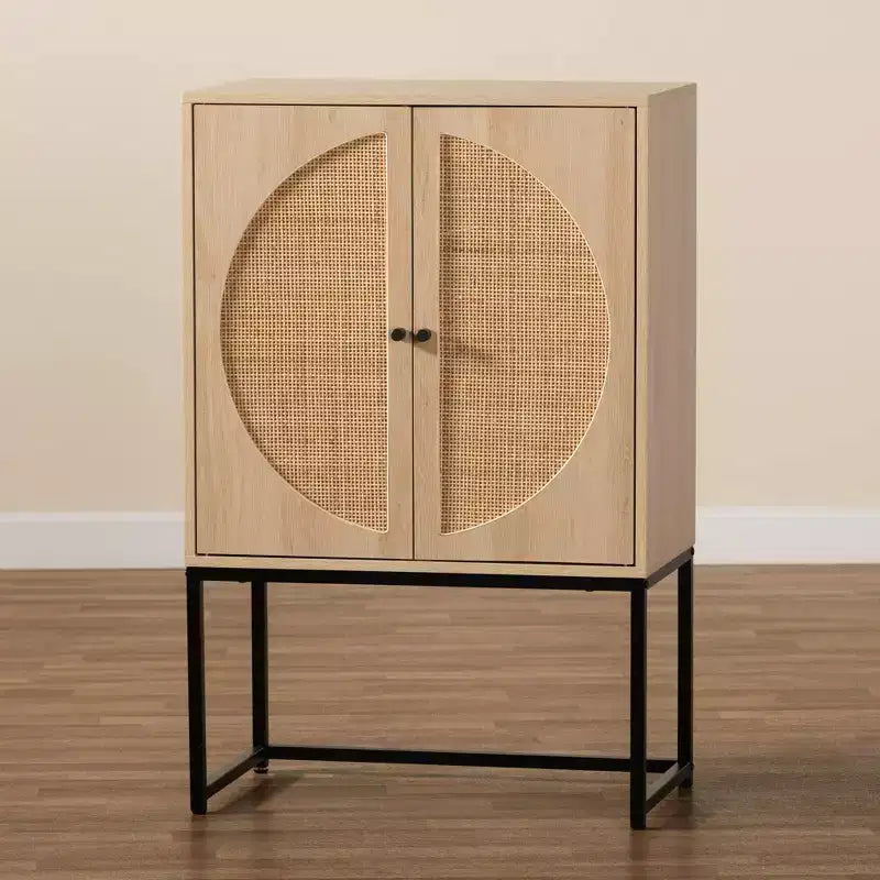 Böhmischer 2-Türiger Aufbewahrungsschrank mit Rattan-Akzenten, Holz- und Metallrahmen, festen Regalböden – Hellbraun/Schwarz